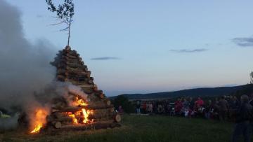 Vatra horí... Vatra horí...